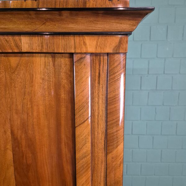 Schrank Kleiderschrank Biedermeier 1820 Nussbaum – Bild 9