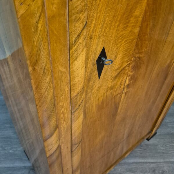 Schrank Kleiderschrank Biedermeier 1820 Nussbaum – Bild 5