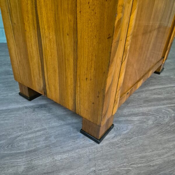 Schrank Kleiderschrank Biedermeier 1820 Nussbaum – Bild 6