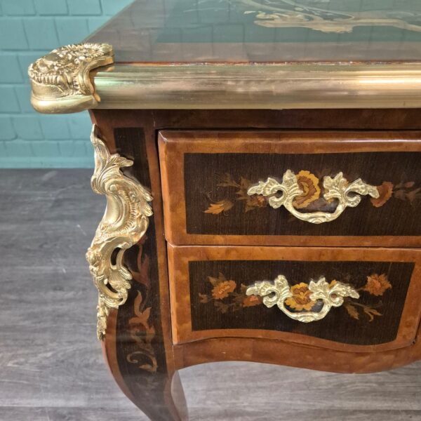 Schreibtisch Nussbaum Barockstil 1,35 m x 0,75 m – Bild 8