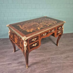 Schreibtisch Nussbaum Barockstil 1,35 m x 0,75 m