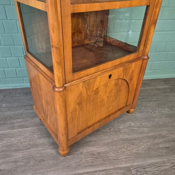 Vitrine Geschirrschrank Biedermeier 1820 Kirschbaum – Bild 10