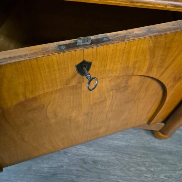 Vitrine Geschirrschrank Biedermeier 1820 Kirschbaum – Bild 16