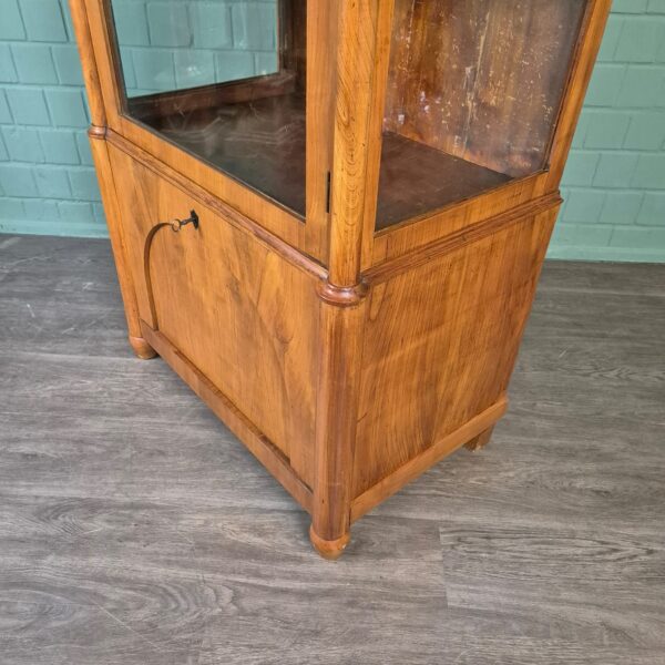 Vitrine Geschirrschrank Biedermeier 1820 Kirschbaum – Bild 7