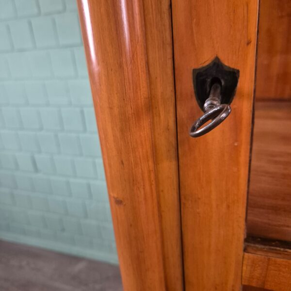 Vitrine Geschirrschrank Biedermeier 1820 Kirschbaum – Bild 13