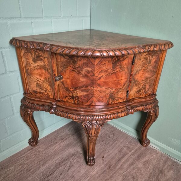 Italienischer Eckschrank Eckkommode 1920 Nussbaum – Bild 2