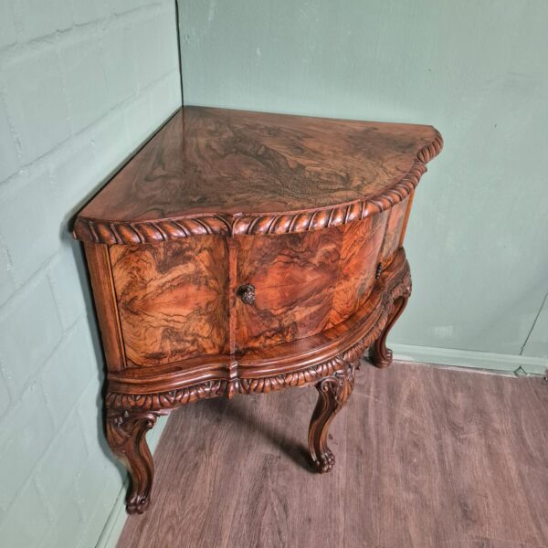 Italienischer Eckschrank Eckkommode 1920 Nussbaum – Bild 4