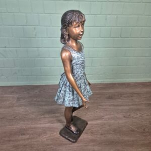 Skulptur Dekoration Mädchen im Sommerkleid Bronze 1,04 m