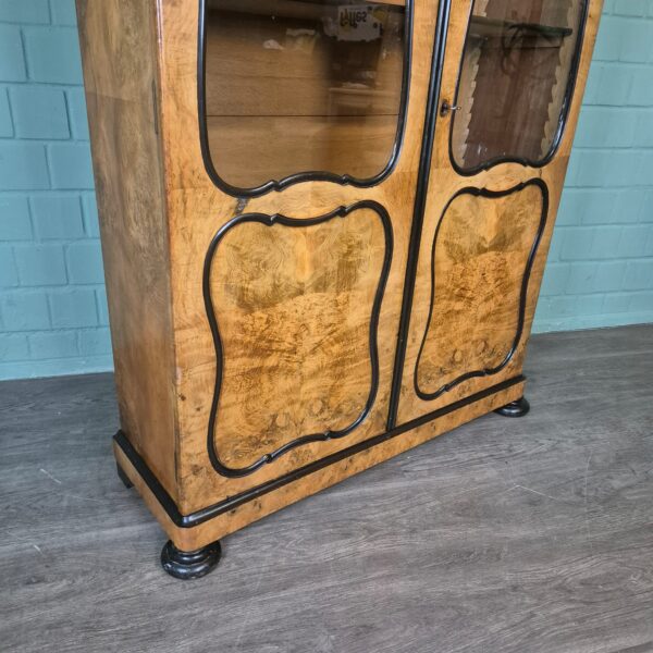 Vitrine Geschirrschrank Biedermeier 1860 Nussbaum – Bild 5