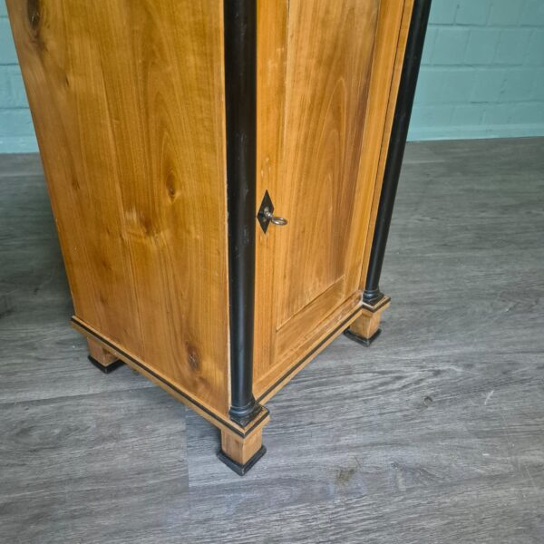 Set Nachtschränkchen Biedermeier 1820 Kirschbaum – Bild 9