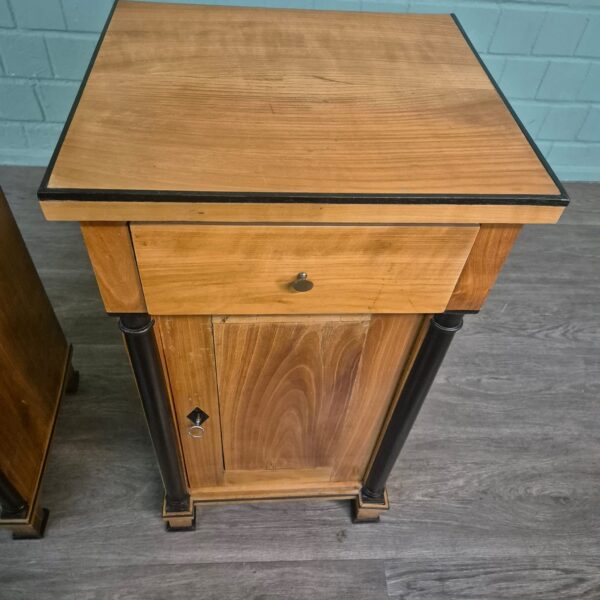 Set Nachtschränkchen Biedermeier 1820 Kirschbaum – Bild 7