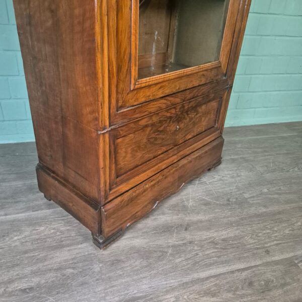 Vitrine Geschirrschrank Spätbiedermeier 1850 Nussbaum – Bild 4