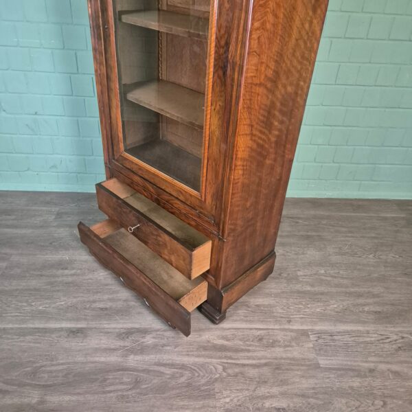 Vitrine Geschirrschrank Spätbiedermeier 1850 Nussbaum – Bild 11