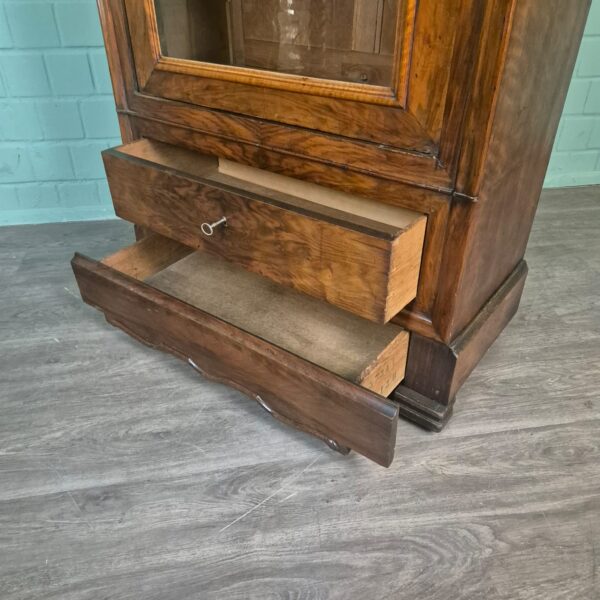 Vitrine Geschirrschrank Spätbiedermeier 1850 Nussbaum – Bild 12