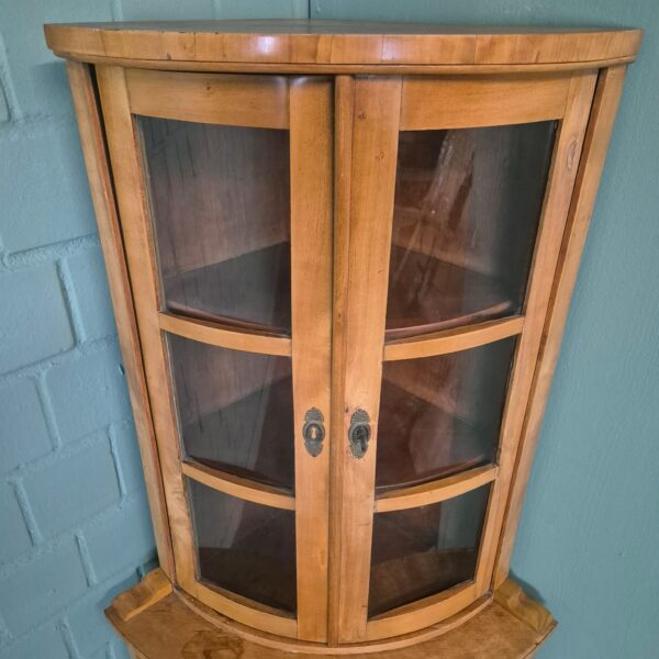 Modell-Eckschrank Eckvitrine Biedermeier 1820 Kirschbaum – Bild 5