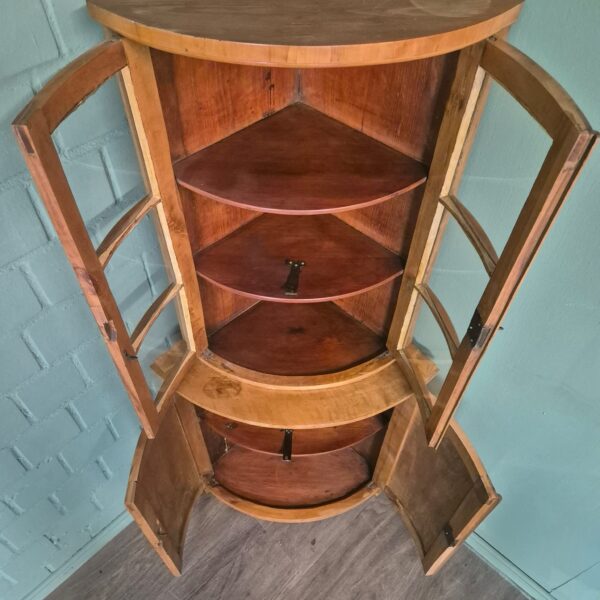Modell-Eckschrank Eckvitrine Biedermeier 1820 Kirschbaum – Bild 13