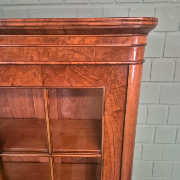 Vitrine Geschirrschrank Biedermeier 1830 Nussbaum – Bild 6