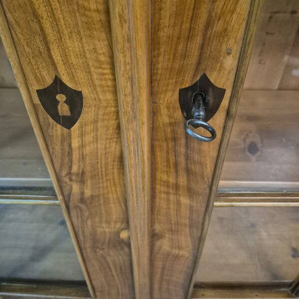 Vitrine Geschirrschrank Biedermeier 1830 Nussbaum – Bild 7