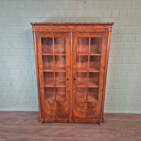 Vitrine Geschirrschrank Biedermeier 1830 Nussbaum – Bild 2