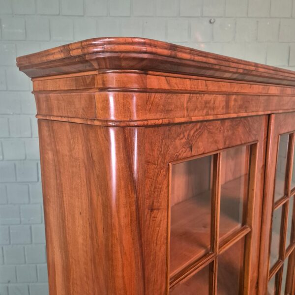 Vitrine Geschirrschrank Biedermeier 1830 Nussbaum – Bild 5