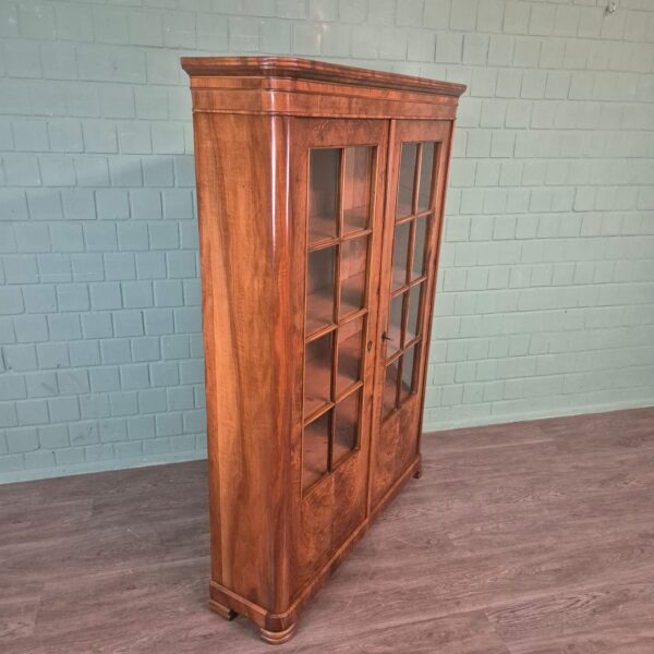 Vitrine Geschirrschrank Biedermeier 1830 Nussbaum – Bild 3
