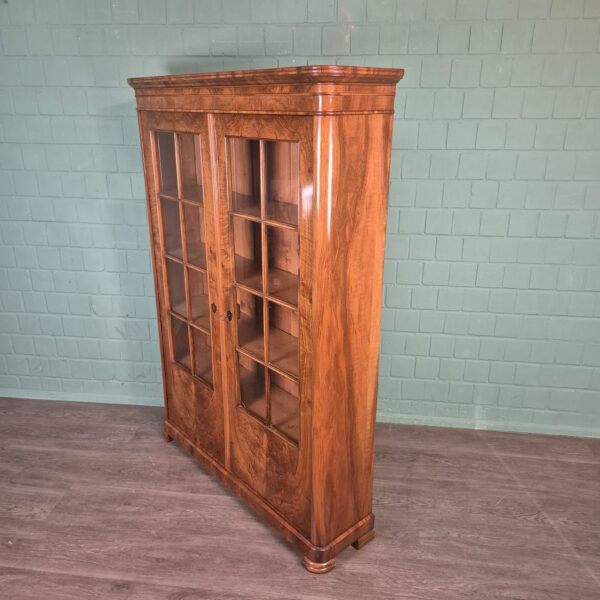 Vitrine Geschirrschrank Biedermeier 1830 Nussbaum – Bild 4