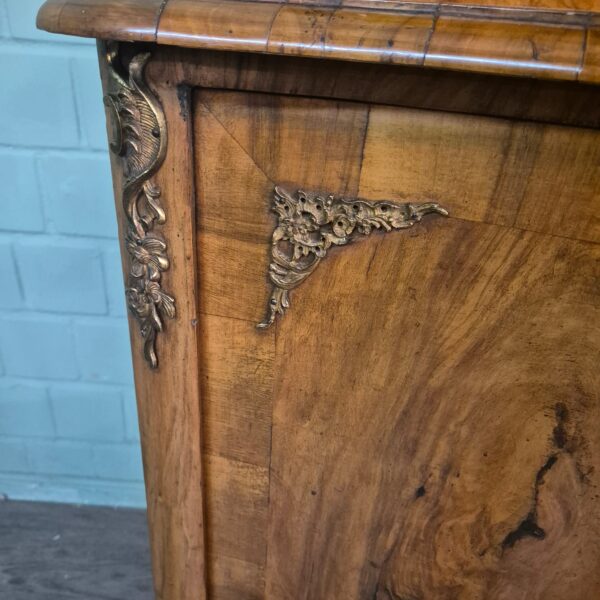 Eckschrank Eckvitrine Dresdener Barock 1870 Nussbaum – Bild 16