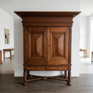 Kreuzbein-Kabinettschrank Gründerzeit 1870 Nussbaum