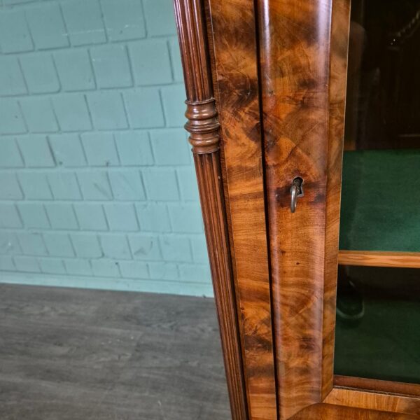 Geschirrschrank Vitrine Biedermeier 1860 Nussbaum – Bild 6