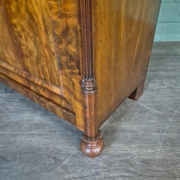 Geschirrschrank Vitrine Biedermeier 1860 Nussbaum – Bild 10