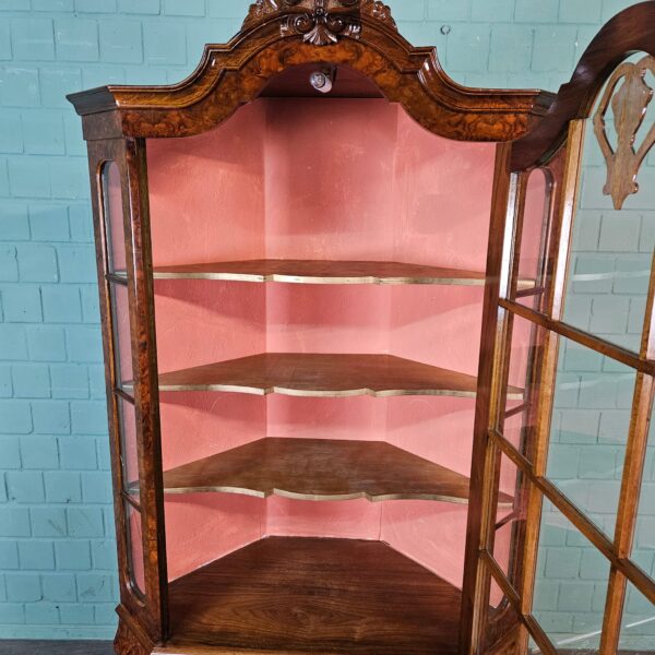 Vitrine Eckschrank Nussbaum 1,04 m Neubarock – Bild 14
