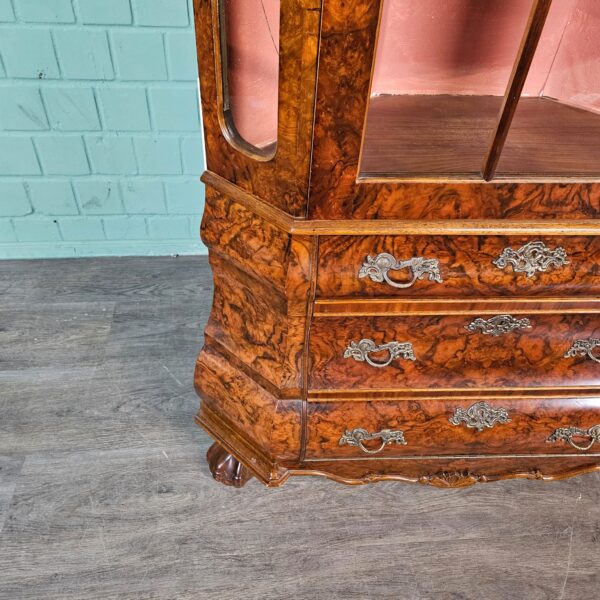 Vitrine Eckschrank Nussbaum 1,04 m Neubarock – Bild 9