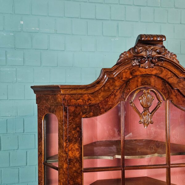 Vitrine Eckschrank Nussbaum 1,04 m Neubarock – Bild 7