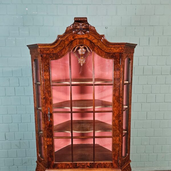 Vitrine Eckschrank Nussbaum 1,04 m Neubarock – Bild 5