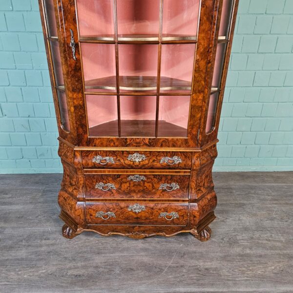 Vitrine Eckschrank Nussbaum 1,04 m Neubarock – Bild 6