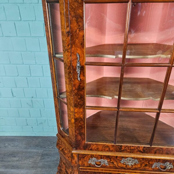 Vitrine Eckschrank Nussbaum 1,04 m Neubarock – Bild 8