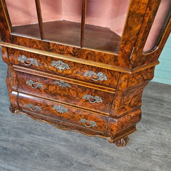 Vitrine Eckschrank Nussbaum 1,04 m Neubarock – Bild 10