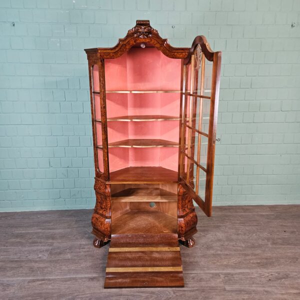 Vitrine Eckschrank Nussbaum 1,04 m Neubarock – Bild 13