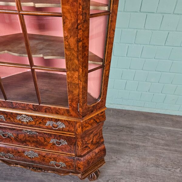 Vitrine Eckschrank Nussbaum 1,04 m Neubarock – Bild 11