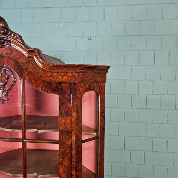 Vitrine Eckschrank Nussbaum 1,04 m Neubarock – Bild 12