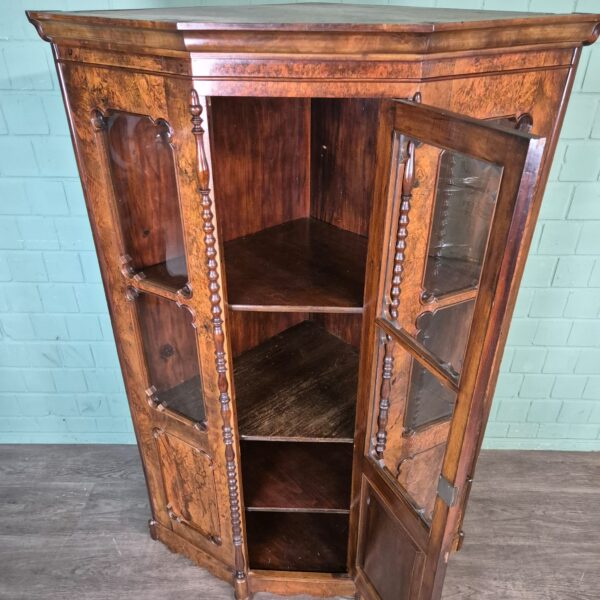 Eckschrank Eckvitrine Biedermeier 1850 Nussbaum – Bild 14