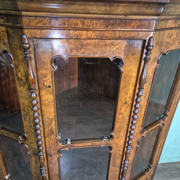 Eckschrank Eckvitrine Biedermeier 1850 Nussbaum – Bild 9
