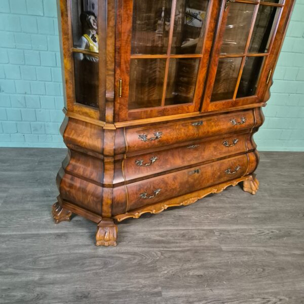 Vitrine Schrank Neubarock Nussbaum 1,85 m – Bild 7
