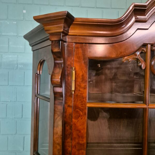 Vitrine Schrank Neubarock Nussbaum 1,85 m – Bild 5