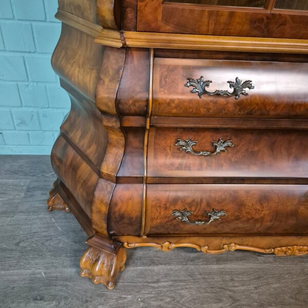 Vitrine Schrank Neubarock Nussbaum 1,85 m – Bild 8