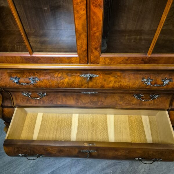 Vitrine Schrank Neubarock Nussbaum 1,85 m – Bild 22
