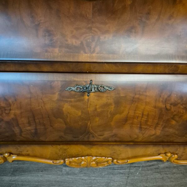 Vitrine Schrank Neubarock Nussbaum 1,85 m – Bild 9