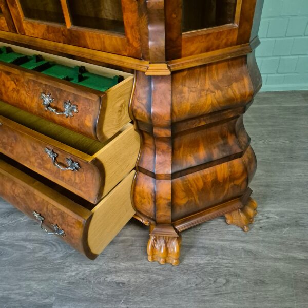 Vitrine Schrank Neubarock Nussbaum 1,85 m – Bild 13
