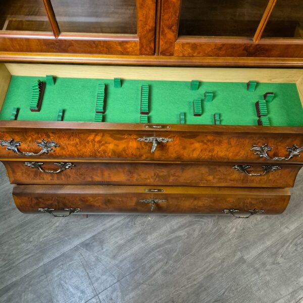 Vitrine Schrank Neubarock Nussbaum 1,85 m – Bild 20