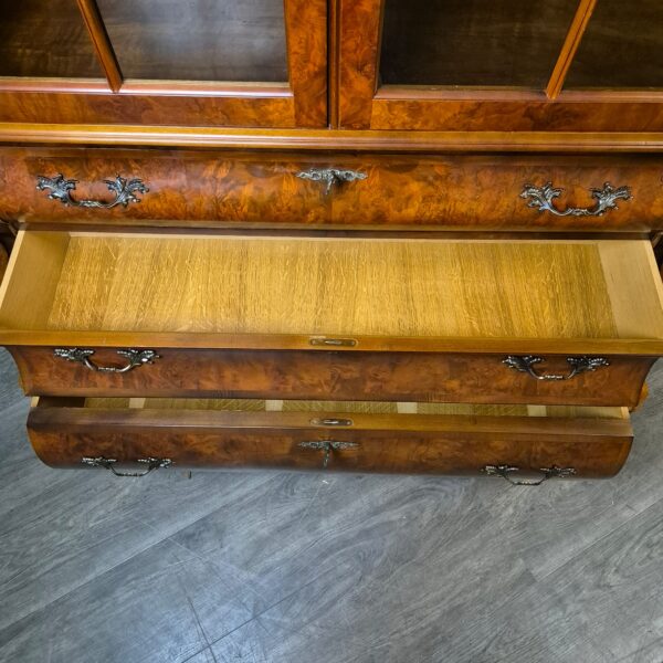 Vitrine Schrank Neubarock Nussbaum 1,85 m – Bild 21